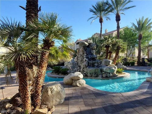 Lovely 2br 2bath Condo Next To Palms with free parking