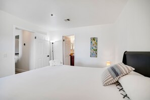 2 bedrooms, desk, iron/ironing board, free WiFi