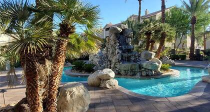 Lovely 2br 2bath Condo Next To Palms with free parking