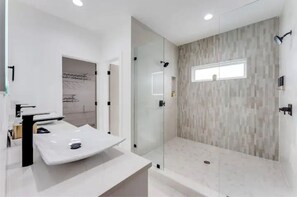 Douche, sèche-cheveux, serviettes fournies, savon
