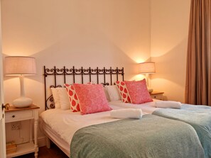 Maison classique | 3 chambres, coffre-fort, lit de bébé portatif, accès au Wi-Fi (inclus)
