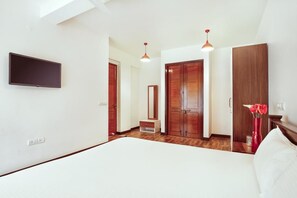 3 bedrooms, desk, iron/ironing board, free WiFi - Rishanialay - An Exclusive Affair by the Ganges (Roychak)