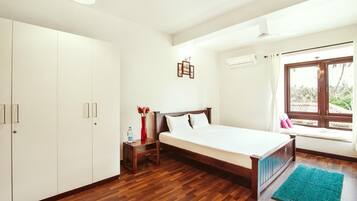 3 camere, una scrivania, ferro/asse da stiro, Wi-Fi gratuito