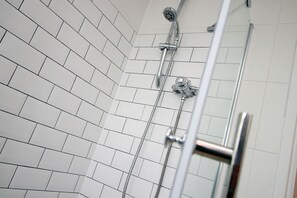Bathroom - Robyn's Nest by Tŷ SA -in Cardiff Centre (Cardiff)