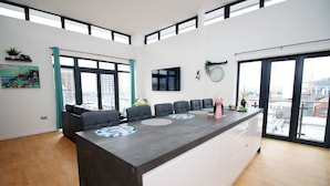 Fridge, microwave, oven, stovetop - Robyn's Nest by Tŷ SA -in Cardiff Centre (Cardiff)
