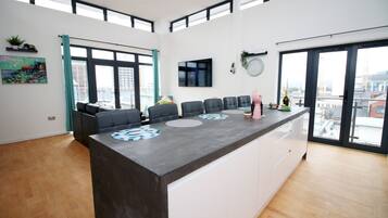 Lemari es, microwave, oven, dan kompor