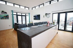 Fridge, microwave, oven, stovetop - Robyn's Nest by Tŷ SA -in Cardiff Centre (Cardiff)