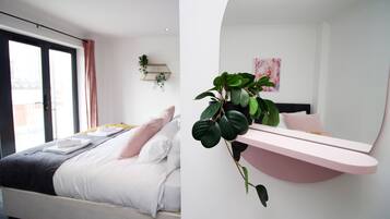 4 kamar tidur, setrika/meja setrika, dan Wi-Fi gratis