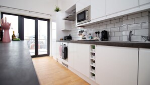 Fridge, microwave, oven, stovetop - Robyn's Nest by Tŷ SA -in Cardiff Centre (Cardiff)