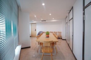 A conference room with a long table, chairs, and a potted plant. - Zhongyou Holiday Hotel (Feidong)