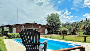 Piscine extérieure (ouverte en saison), chaises longues