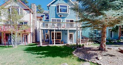Spacious 4 Bedroom Home w/ River Access, Close to RMNP!