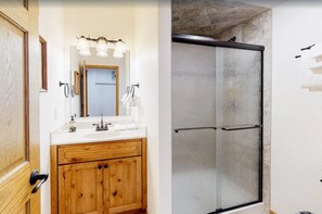 Shower, jetted bath, hair dryer, towels - Spacious 4 Bedroom Home w/ River Access, Close to RMNP! (Estes Park)