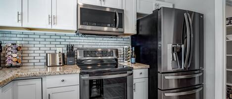 Kylskåp, mikrovågsugn, ugn och spishäll