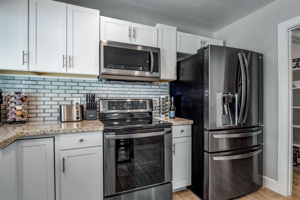 Kühlschrank, Mikrowelle, Ofen, Herdplatte