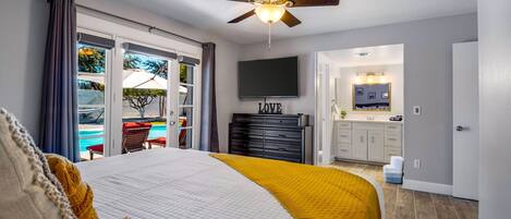 4 室のベッドルーム、デスク、アイロン / アイロン台、旅行用ベビーベッド