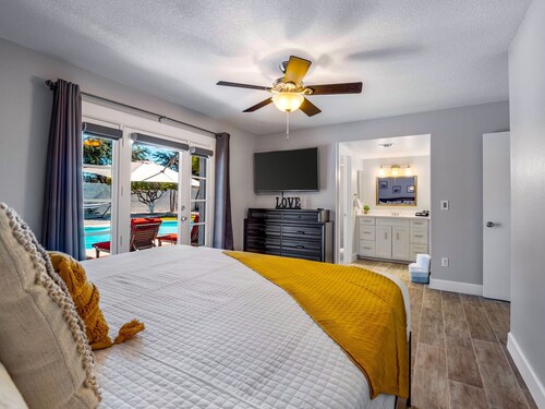 Phoenix Scottsdale Urban Oasis with Amazing Pool & HotTub Close to Everything!