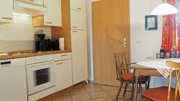 Kühlschrank, Mikrowelle, Herdplatte, Geschirrspüler