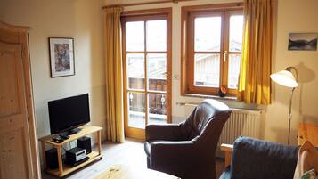 Fernseher, DVD-Player, Bücher, Musikbibliothek