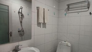 Un bany amb rentapla, vàter i dutxera.