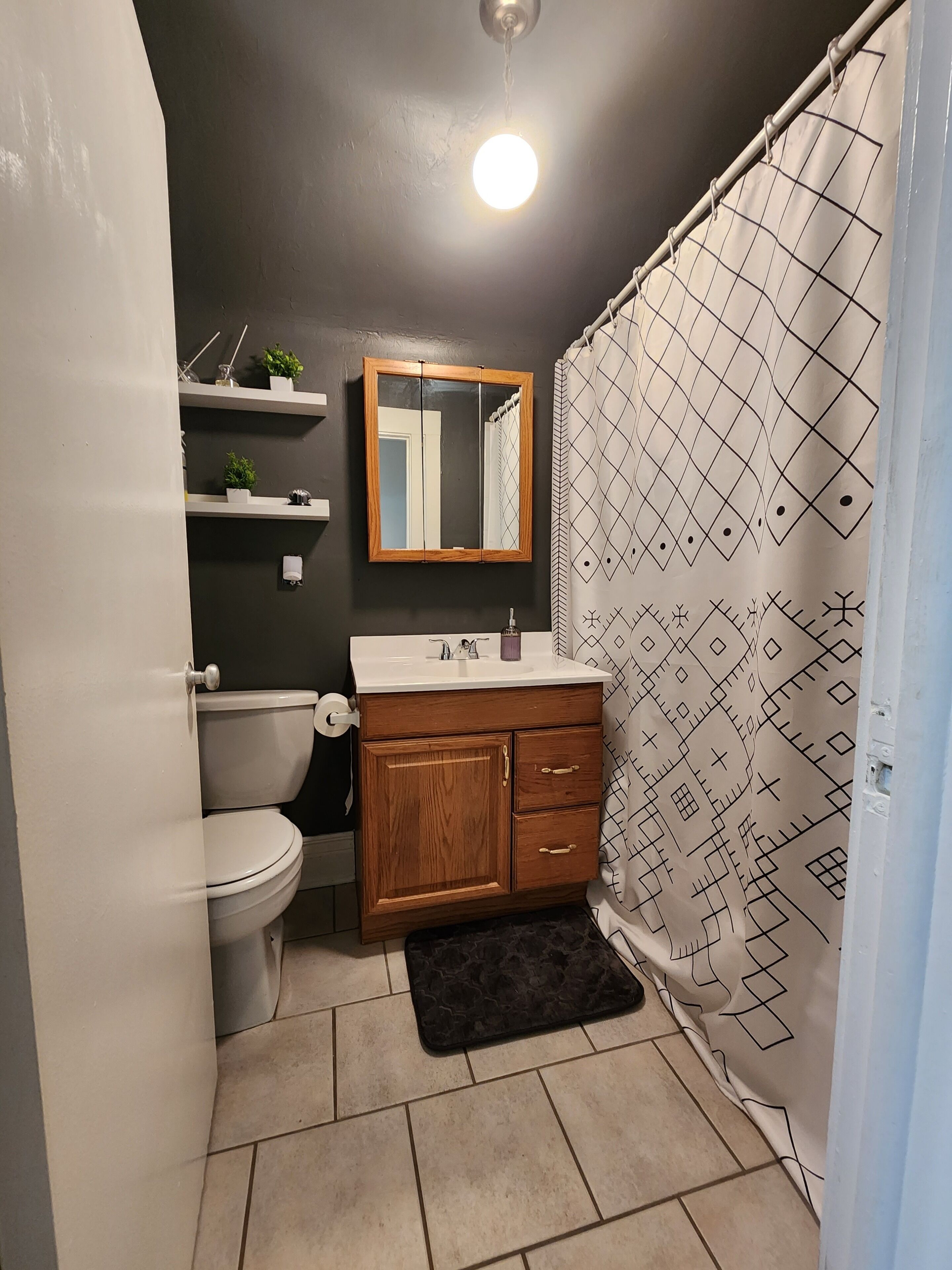 Douche, sèche-cheveux, serviettes fournies, savon