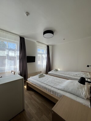 Habitación básica con 1 cama doble o 2 individuales | Wifi gratis y ropa de cama