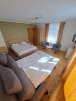 Deluxe Quadruple Room | Free WiFi, bed sheets
