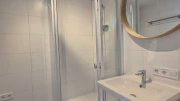 Economy Apartment | Bathroom | Free toiletries, hair dryer, towels, soap