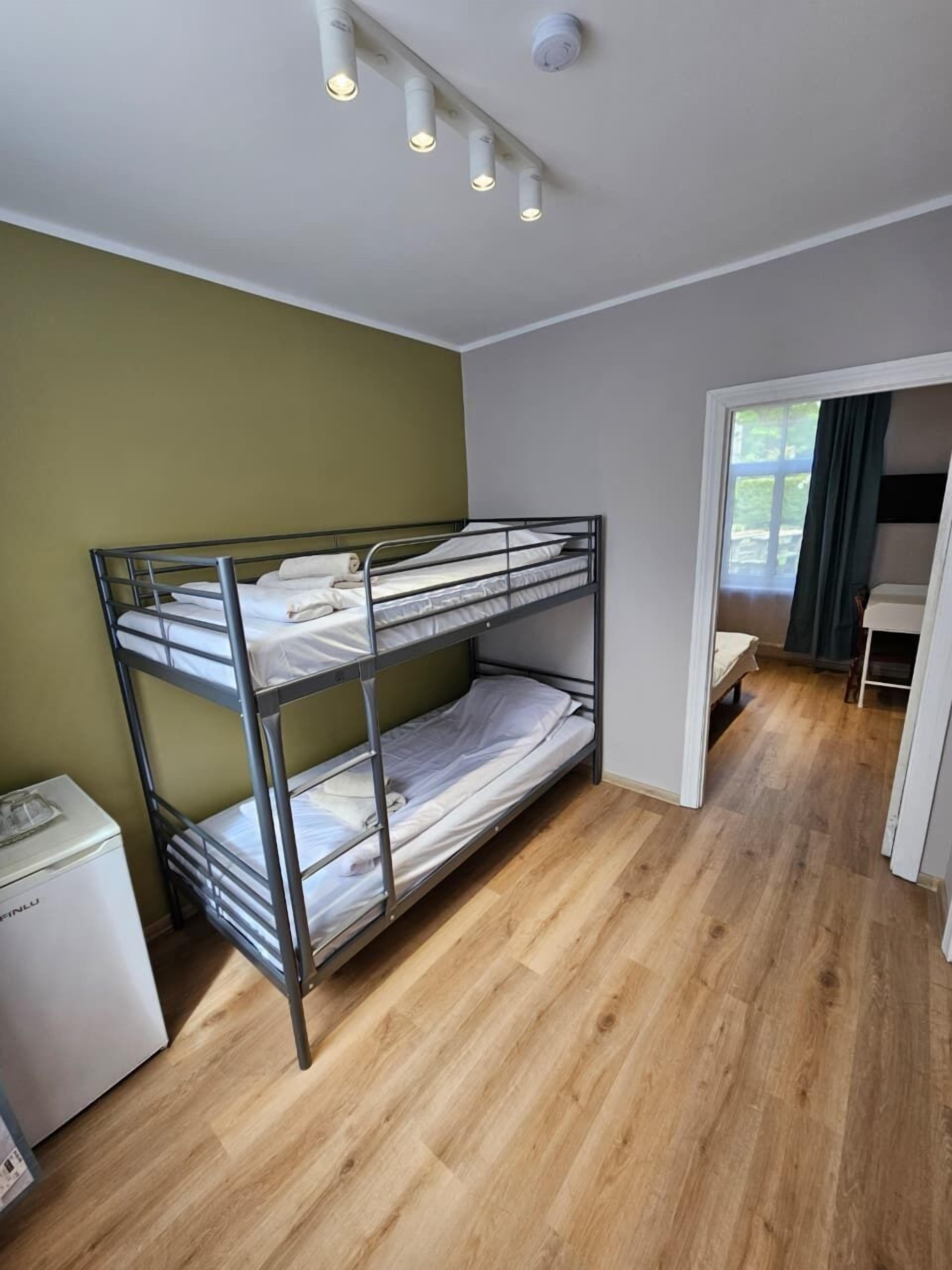 Habitación con literas, kitchenette y ventana.