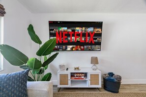 TV connectée, table de tennis de table, livres, chaîne hi-fi