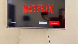 Een televisiescherm waarop het Netflix-logo staat.