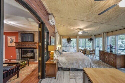 Eclectic Forest View Efficiency in Quiet Chapel Hill Neighborhood