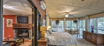 Eclectic Forest View Efficiency in Quiet Chapel Hill Neighborhood