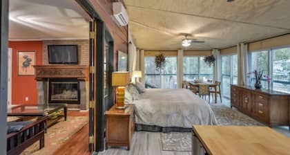 Eclectic Forest View Efficiency in Quiet Chapel Hill Neighborhood