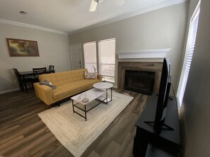 Smart TV, fireplace - Heart of Austin, Walk to Townlake (Austin)