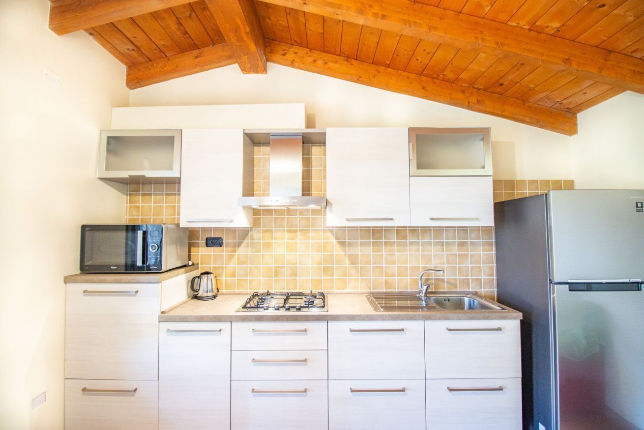 Réfrigérateur, batterie de cuisine, vaisselle et ustensiles