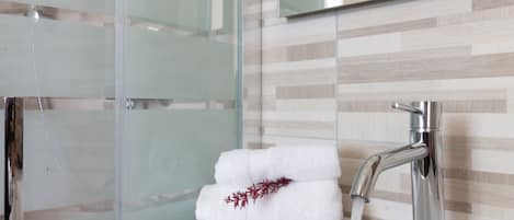 Dusche, Haartrockner, Bidet