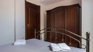 1 室のベッドルーム、アイロン / アイロン台