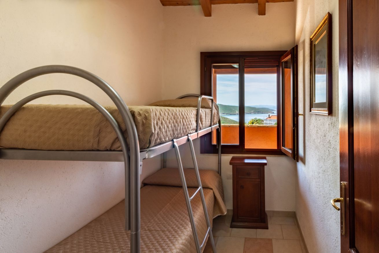 2 間睡房、熨斗/熨衫板、可攜式嬰兒床