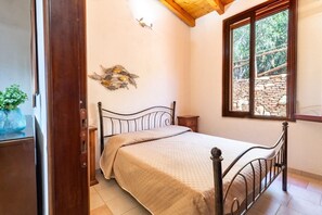 2 habitaciones, tabla de planchar con plancha y cuna de viaje 