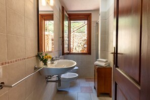 Ducha, secador de pelo, bidet