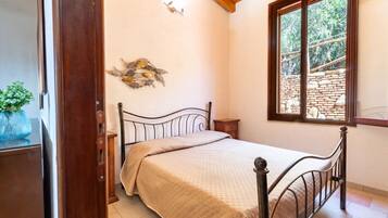 2 bedrooms, iron/ironing board
