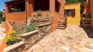 Un bâtiment de style méditerranéen traditionnel, avec des murs en pierre et un toit en tuiles de terre cuite.