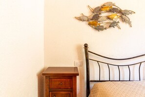 2 soverom, strykejern/-brett og reiseseng for barn