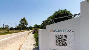 Een QR-code op een bord met advertenties voor vakantiehuizen en -diensten.
