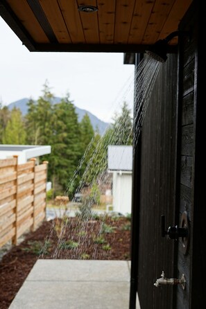 Property grounds - Eaglewood Guesthouse-Walking to shops, Sauna, EV (Tofino)