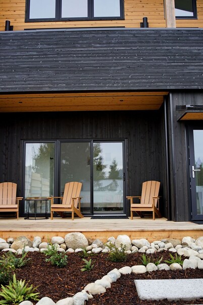 Barrel Sauna I Modern I Fire Pit I EV Charger