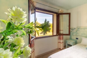 1 camera, una scrivania, Wi-Fi