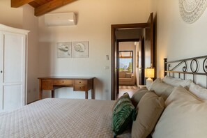 1 bedroom, desk, travel crib, WiFi