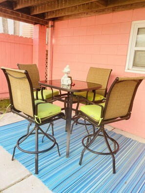 Outdoor dining - Bubble Gum Lodge, sleeps 2 adults & 2 children (Tybee Island)